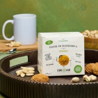 Paste di Mancorla pistacchio, vista frontale su vassoio orientale, tazza sfondo