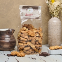 Squisiti al cioccolato, vista frontale, sfondo brocca vintage