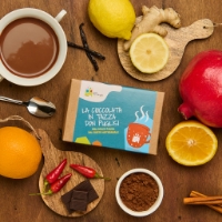 Preparato per cioccolato calda, presa dall'alto e ingredienti tutti i gusti