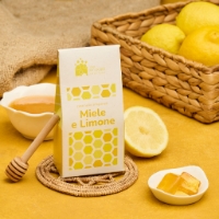 Caramelle miele e limone, vista frontale, sfondo limoni e coglimiele