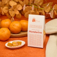 Caramelle al Mandarino, inclinato a sx, sfondo mandarini