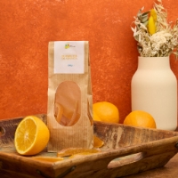 Scorzette arancio, vista frontale su tagliere legno