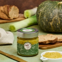 Crema zucca e porro, su tagliere, sfondo zucca delica