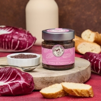 Crema radicchio, vista frontale, su tagliere, sfondo raddicchio