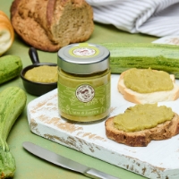 Salsa zucchine, vista frontale su tagliere con pane