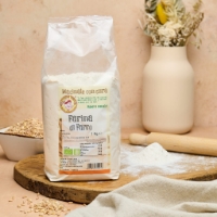 Farina di farro, vista frontale e dx, su tagliere con mattarello