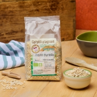 Orzo perlato, vista frontale, sfondo strofinaccio a righe