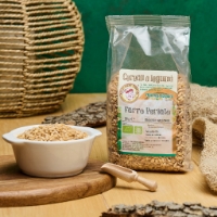 Farro perlato, vista frontale con ciotola farro a sx