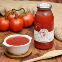 Passata rustica, vista frontale, sfondo pomodori e tela di corda