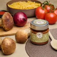 Sugo ai funghi porcini, vista frontale con porcini e ingredienti pasta