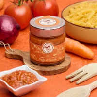 Ragu seitan, vista frontale, su tagliere con ingredienti per pasta