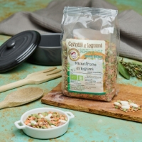 Minestrone legumi, vista frontale sfondo pentola cucina