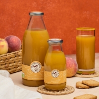 Succo e polpa pesca, vista frontale, due formati, sfondo pesche