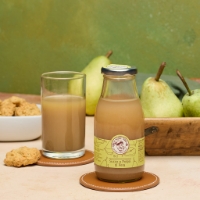 Succo e polpa di pera, vista frontale, bicchiere pieno a sx