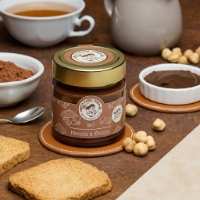 Crema noccio e ciocco, vista frontale in ambiente colazione con nocciole intere