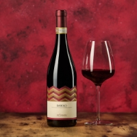 Barolo DOCG vista frontale, sfondo porpora su tavolo legno