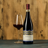 Barbaresco vista frontale, sfondo legno su tavolo antracite