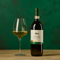 Erbaluce di Caluso, frontale con calice a sx, sfondo verde intenso