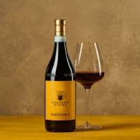 Barbera d'Alba, vista frontale con calice, sfondo su oro