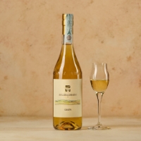 Grappa barbaresco invecchiata, vista frontale, bicchiere e sfondo invecchiato