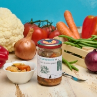 Cumpostia, vista frontale, ciotolina piena a sx, sfondo fresco