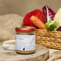 Bagna cauda, frontale su tagliere, sfondo cesta ingredienti