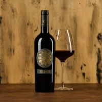 Trinus blend, calice a dx, sfondo tparete in legno