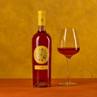 Rosato Nero di Troia, calice a dx, sfondo giallo lulimoso