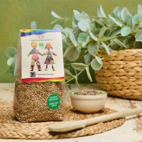 Lenticchie verdi, vista frontale su tovaglietta e cucchiaio legno, sfondo rami