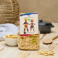 Fave decorticate, vista frontale su tavola, sfondo pentola