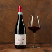 Nero d'Avola suluq, calice pieno, sfondo legno, vista frontale