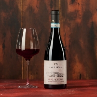 Nero d'Avola vendemmia tardiva, vista frontale, ambiente porpora e calice a sx