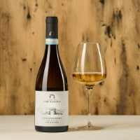 Chardonnay Superiore, vista frontale sfondo legno