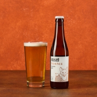 Tenace, vista frontale sfondo rosso