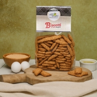 Biscotti Latte Integrali, vista frontale su tagliere e ingredienti