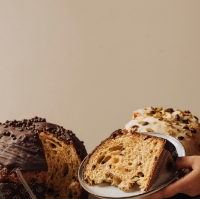 Fetta di panettone artigianale al cioccolato