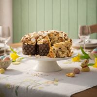 Colomba artigianale cioccolato frontale su alazatina, tavola pasqua