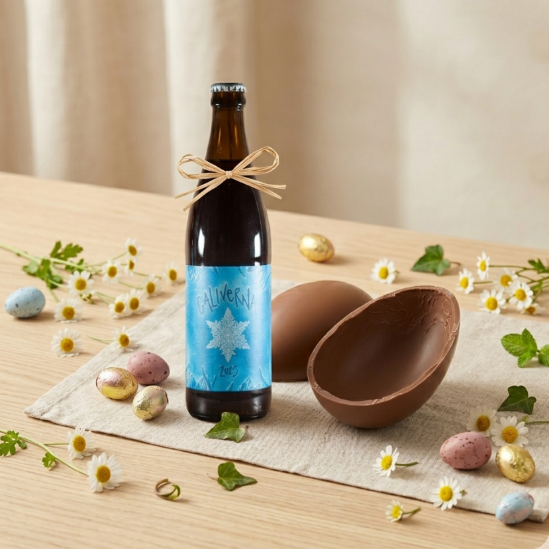 Uova di Pasqua cioccolato latte e Birra artigianale su tavola pasquale