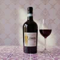 Il Fondatore Montepulciano Riserva su maiolichecon calice A DX