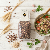 Ceci rossi sultanini frontale dall'alto con insalata di cereali e legumi