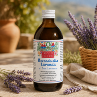 bevanda alla lavanda frontale con pianta lavanda