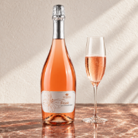 Spumante brut rosè con calice a destra, su marmo frontale