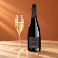 Franciacorta Brut, su tavolo con flute frontali