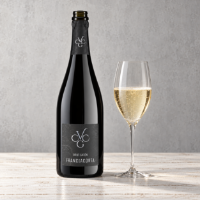 Franciacorta Satén, su tavolo con flute frontali