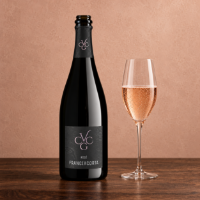 Franciacorta Rosé, su tavolo con flute frontali