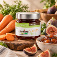 Chutney di carote e fichi, in barattolo e su un tagliere con carote e fichi